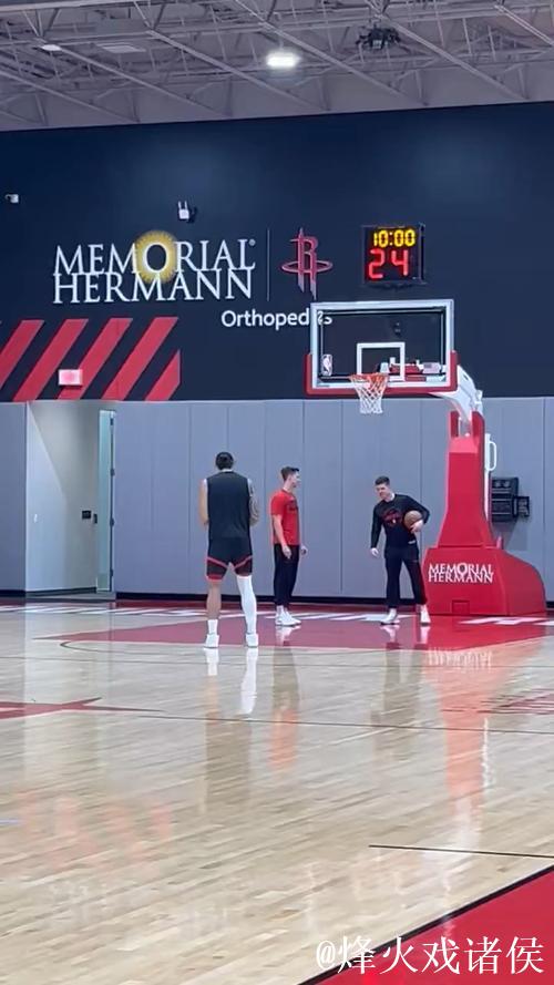 亚当斯替补上场16分钟全场1投1中,罚球2中1贡献3分 亚当斯替补上场16分钟全场1投1中,罚球2中1贡献3分